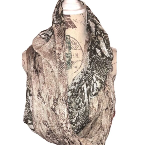 ✨HP✨EXPRESS Gold Brown Animal Snake Print Infinity Scarf✨ - Picture 2 of 9